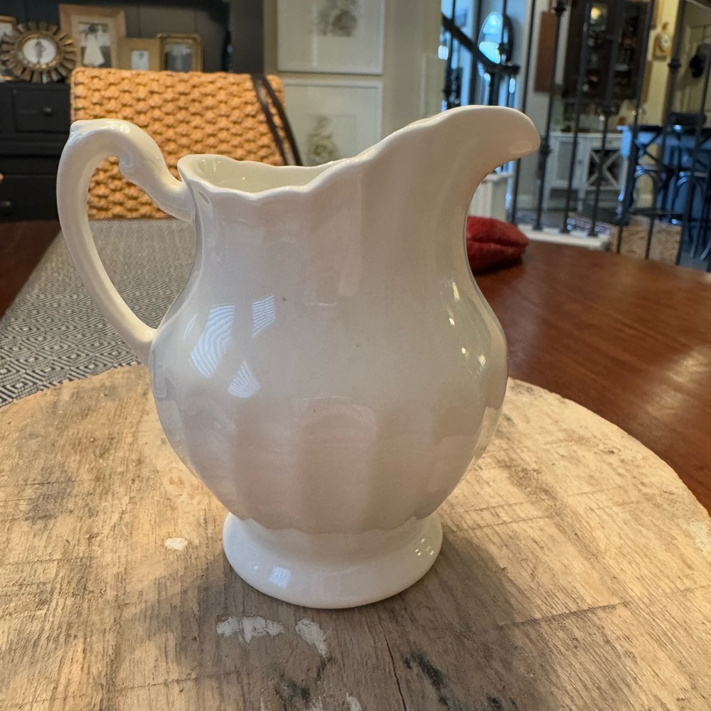Set of vintage white creamers - Picture 2 of 7